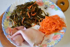 Полезные рецепты салатов с морской капустой и кальмаром